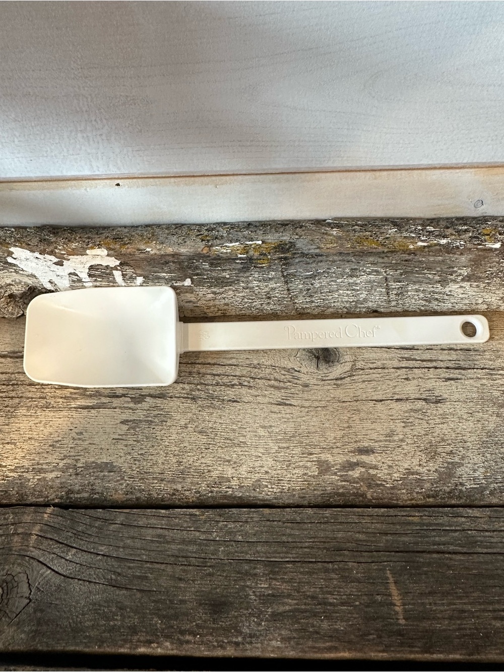 Pampered Chef | White Large Mix ‘N Scraper - Picture 2 of 4